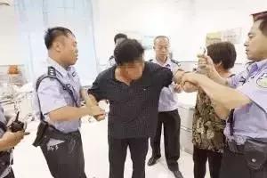 奶奶怀疑男子性侵孙女 砍伤对方获刑关于奶奶怀疑男子性侵孙女砍伤对方获刑的事件，涉及到家庭暴力、性侵和刑事法律等多个方面。具体情况需要根据当地的法律和社会背景进行解读。