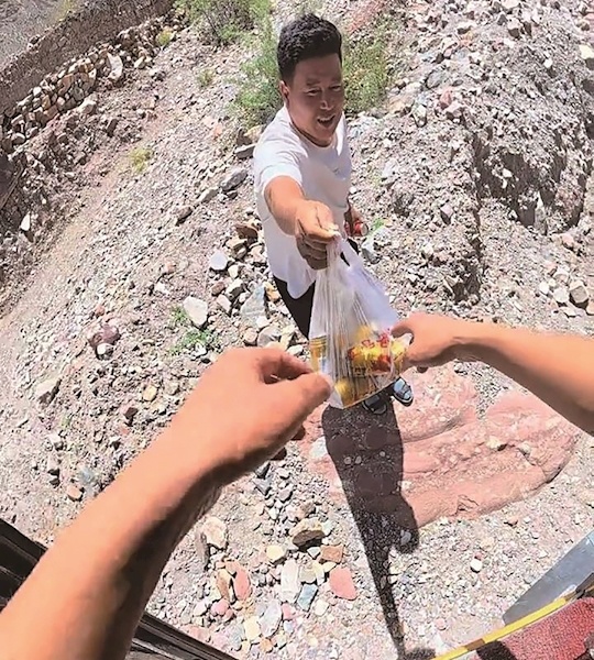 小伙开挖机游中国小伙开挖机游遍中国，追梦之旅与独特视角