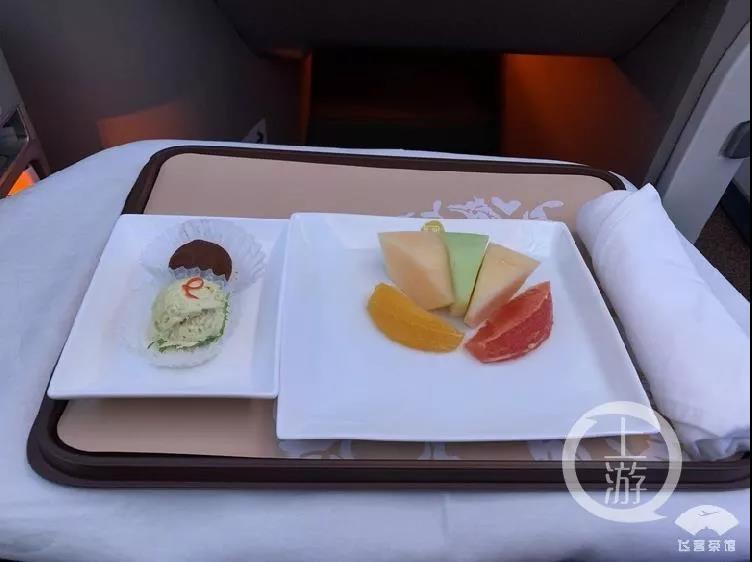 白金卡旅客想在飞机上摆餐被拒白金卡旅客遭拒飞机上摆餐，航空服务的双刃剑现象解析