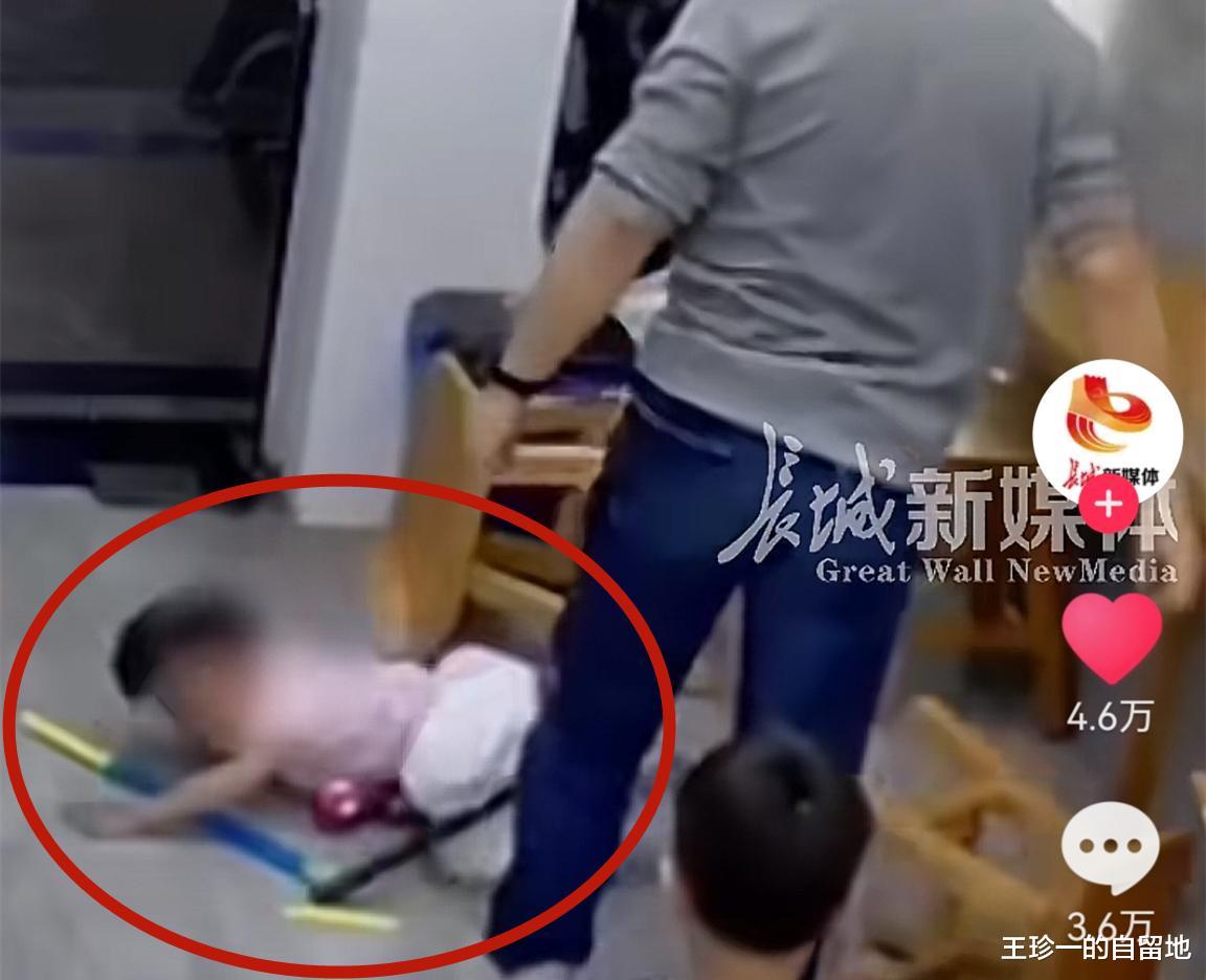女子拿刀打孩子后续关于女子拿刀打孩子的后续情况，因为缺乏具体的地点、时间和事件背景，我无法提供准确的最新信息。