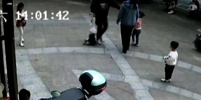 女子持刀追小孩被制服 警方通报女子持刀追小孩被制服事件，真相与反思
