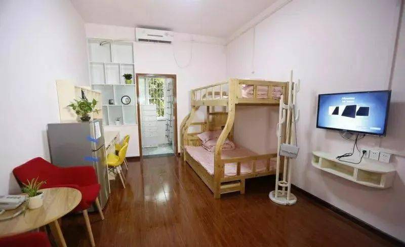 等到清华的宿舍roomtour了独家揭秘清华学霸宿舍Roomtour，揭秘清华学子背后的故事与奋斗历程！