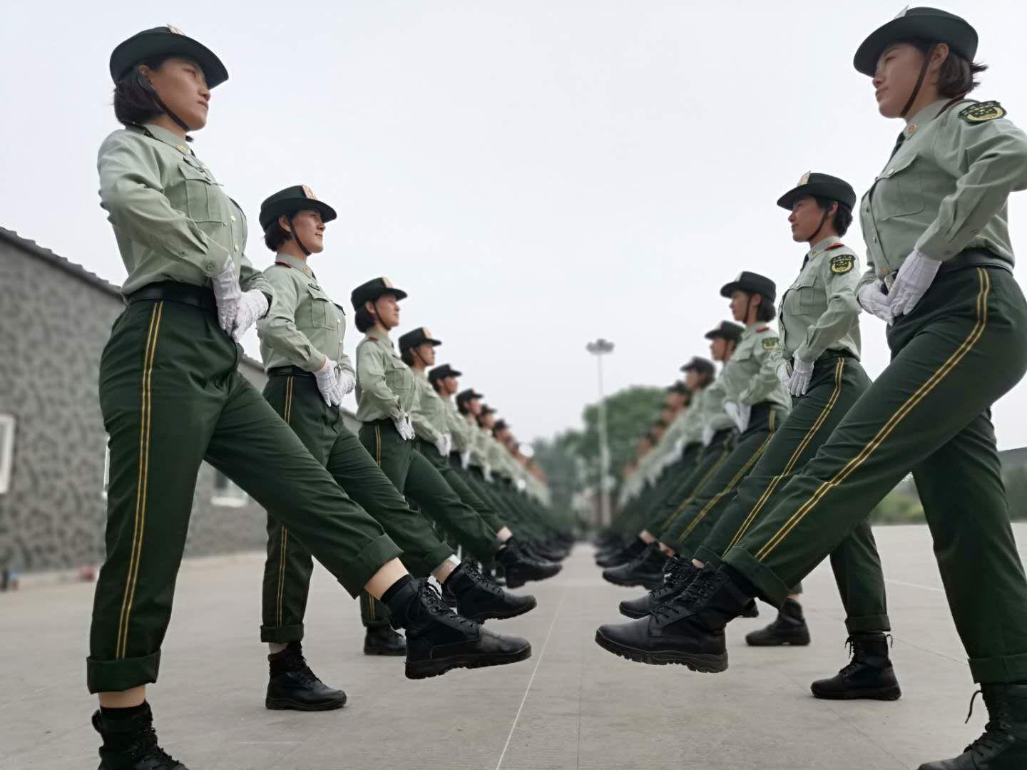 我们为什么要阅兵阅兵是一种展示国家军事力量、彰显民族精神和凝聚国民士气的仪式。阅兵的目的可以从以下几个方面来理解
