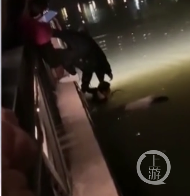 姑娘跳河救了人才哭着说好怕勇敢的姑娘跳河救人，事后坦言心中的恐惧