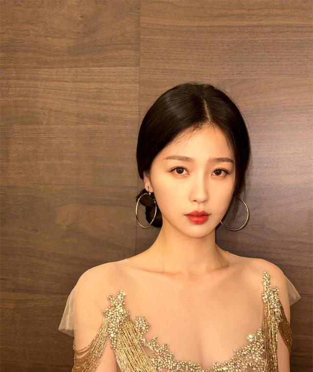 女演员控诉被虞书欣霸凌致抑郁退圈女演员勇敢揭露遭遇霸凌真相，虞书欣行为引发社会关注，抑郁退圈背后的故事