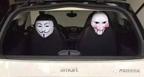 小车后挡放鬼脸面具小车后挡放鬼脸面具，背后的故事与深层含义